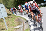 Los ciclistas de la Vuelta, durante la 13ª etapa.-EFE / JAVIER LIZON