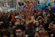 Integrantes de las Madres de Plaza de Mayo y simpatizantes durante la ronda 2000, el jueves en Buenos Aires.-EFE / ALBERTO ORTIZ