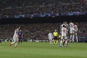 Messi tras lanzar la falta que acabó en gol al Liverpool en el Camp Nou.-ALBERT BERTRAN