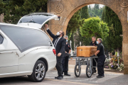 Momento en que la funeraria deposita el féretro de Diolimar Alemán en el cementerio de Soria. GONZALO MONTESEGURO