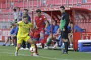 Guillermo pugna con Correa, del Cádiz, durante el partido disputado el pasado sábado en Los Pajaritos.-LUIS ÁNGEL TEJEDOR