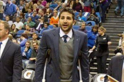Ricky Rubio abandona la pista con muletas tras ver el partido de su equipo, los Minnesota Timberwolves, contra los New York Knicks.-Foto: EFE / ANDY KING