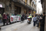 Activistas de la PAH frenan el desahucio de un vecino en Barcelona.-JORDI COTRINA