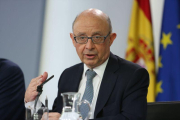 El ministro de Hacienda, Cristóbal Montoro, en rueda de prensa posterior a una reunión del Consejo de Ministros.-DAVID CASTRO (EL PERIÓDICO)