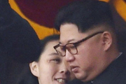 Kim Jong-un y su hermana Kim Yo-jong, en un acto público.-AP / MINORU IWASAKI