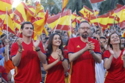 De izquierda a derecha, Albert Rivera, Inés Arrimadas, Juan Carlos Girauta y Carina Mejías, este viernes, frente a la pantalla instalada por Ciudadanos en Arc de Triomf.-JULIO CARBÓ