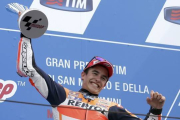 Marc Márquez celebra la victoria en el GP de San Marino.-REUTERS