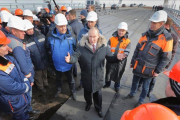 El presidente ruso, Vladimir Putin (centro) conversa con varios obreros durante la visita a las obras de construcción del puente de Crimea sobre el estrecho de Kerch, el pasado marzo.-YURI KOCHETKOV (EFE)