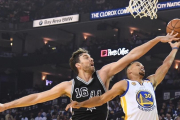 Pau Gasol intercepta con un tapón un intento de penetración de Stephen Curry en el partido Golden State Warriors-San Antonio Spurs que abría la nueva temporada de la NBA.-KYLE TERADA