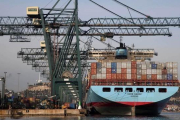 Un barco cargando contenedores en el puerto de Barcelona.-VICENS FORNER