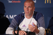Zidane da explicaciones en rueda de prensa tras la derrota ante el PSG.-EFE / MARK LYONS