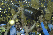 Los jugadores del Gremio levantan la Copa Libertadores.-JUAN MABROMATA (AFP)