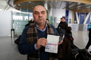 Fuad Sharef muestra el visado de entrada a EEUU en el aeropuerto de Erbil., Irak, a done ha sido devuelto desde Egipto.-AHMED SAAD / REUTERS