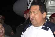 El expresidente de Venezuela, Hugo Chavez, en su llegada de Cuba al aeropuerto Simon Bolivar, en Caracas.-REUTERS