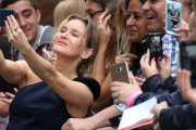 Renée Zellweger se hace fotos en el preestreno de 'Bridget Jone's Baby.-AP / JOEL RYAN