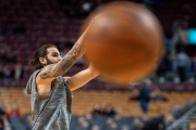 Ricky Rubio calienta antes del inicio de su partido de baloncesto de la NBA contra los Toronto Raptors en Toronto, Canadá.-WARREN TODA / EFE