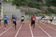David José Pineda, de rojo con el dorsal 207, encara la recta final del 400 vallas, prueba en la que logró una destacada medalla de plata. Se impuso Javier Delgado, dorsal 140.-Luis Ángel Tejedor