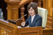 La primera ministra de Moldavia, Maia Sandu, habla en el Parlamento durante el debate de la moción de censura, este martes.-DUMITRU DORU (EFE)