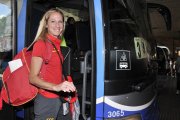 Estela Navascués en el momento de coger ayer el autobús rumbo a Madrid.-Valentín Guisande