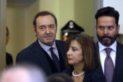 Spacey supuestamente acarició el muslo del joven y desabrochó sus pantalones.-THE INQUIRER AND MIRROR