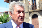 Jesús Posada durante su visita ayer a Navaleno.-ÁLVARO MARTÍNEZ