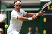 Federer devuelve un revés, en su partido con Mannarino en Wimbledon.-AFP / OLI SCARFF