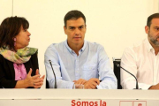 Pedro Sánchez, junto a sus principales colaboradores, este lunes.-JUAN MANUEL PRATS