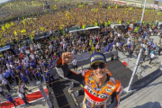 Dani Pedrosa celebra  con la hinchada de Valentino Rossi a su espalda  su victoria en Misano.-MOTOGP.COM