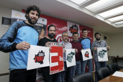 Los representantes del club soriano y de la plataforma, ayer, en la presentación del partido en Teruel.-MARIO TEJEDOR