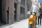 Un cartero de la calle de Sant Pere Mitjà, a punto de entregar un carta.-FERRAN NADEU