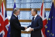 El embajador británico ante la Unión Europea, Tim Barrow (izq), entrega la carta que invoca el artículo 50 del Tratado de Lisboa al presidente del Consejo Europeo, Donald Tusk, en Bruselas.-EFE