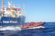Rescate del Sea Watch 3 de 33 inmigrantes que viajaban en una patera en peligro en el Mediterráneo, el pasado sábado.-SEA WATCH (EFE)
