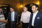 Ponce, segundo por la derecha, departe con el empresario y miembros de peñas taurinas. / VALENTÍN GUISANDE-