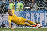 Kasper Schmeichel detiene el penalti de Modric en la prórroga del Croacia-Dinamarca.-VASSIL DONEV