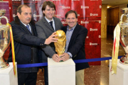 Patxi Vizcarra, Carlos Martínez y Eduardo Rubio posan con los trofeos de la Roja. / ÁLVARO MARTÍNEZ-