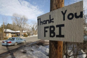 Un letrero colgado cerca del lugar donde se atrincheró el grupo de extrema derecha agradece la acción del FBI.-REUTERS / JIM URQUHART