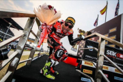 Álvaro Bautista, feliz, en las escaleras del podio de Buriram, en Tailandia, donde arrasó ayer en el Mundial de Superbikes.-WORLD SBK / DAVID CLARES