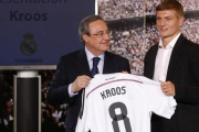 Toni Kroos junto a Florentino Pérez el día de la presentación del jugador alemán en julio del 2014.-JUAN MANUEL PRATS