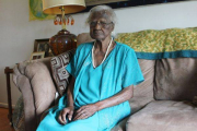 La anciana de 115 años Jeralean Talley posa para una foto en Inkster, Michigan.-Foto: AP