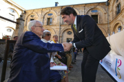 El consejero de Fomento y Medio Ambiente de la Junta, Juan Carlos Suárez-Quiñones Quiñones (D), saluda a Cristóbal Halfter, elegido Hijo Predilecto del Bierzo durante el acto de aniversario de la Constitución del Consejo Comarcal del Bierzo.-ICAL