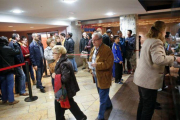 Espectadores en las taquillas de los cines Palafox en la fiesta del cine celebrada el pasado octubre.-NURIA SOLER