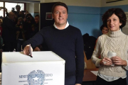 Renzi y su mujer, Agnese, votan en Pontassieve, cerca de Florencia, donde el 'premier' ejerció como alcalde.-EFE
