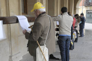 Muchos sorianos se acercaron ayer a las listas del Censo Electoral que están expuestas en el Ayuntamiento de Soria. / ÚRSULA SIERRA-