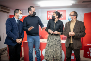 Javier Muñoz, Ángel Hernández, Ana Sánchez y Luis Rey charlan tras la reunión para preparar la campaña. GONZALO MONTESEGURO