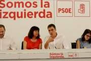 Pedro Sánchez, junto a sus principales colaboradores, este lunes en la sede del PSOE.-JUAN MANUEL PRATS