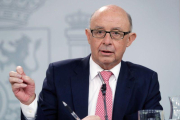 El ministro de Hacienda, Cristóbal Montoro, ha detallado que la Administración Central cerró el ejercicio del 2017 con un déficit de 1,9% del PIB (cuando su objetivo era del 1,1%).-ÁNGEL DÍAZ (EFE)