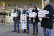 Los miembros de la Plataforma entregaron ayer 4.000 firmas para reabrir la farmacia.-L,A.T.