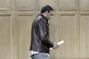 El acusado entra en la sala en la quinta jornada del juicio-Luis Ángel Tejedor