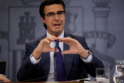 El ministro José Manuel Soria, en una rueda de prensa posterior al Consejo de Ministros.-JOSÉ LUIS ROCA