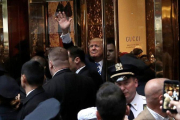 Trump saluda a sus seguidores desde la Trump Tower.-REUTERS / MIKE SEGAR